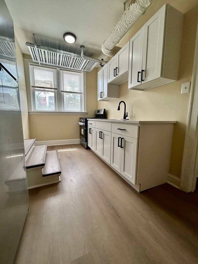 Chicago Apartment: 4045 - 4055 W School St