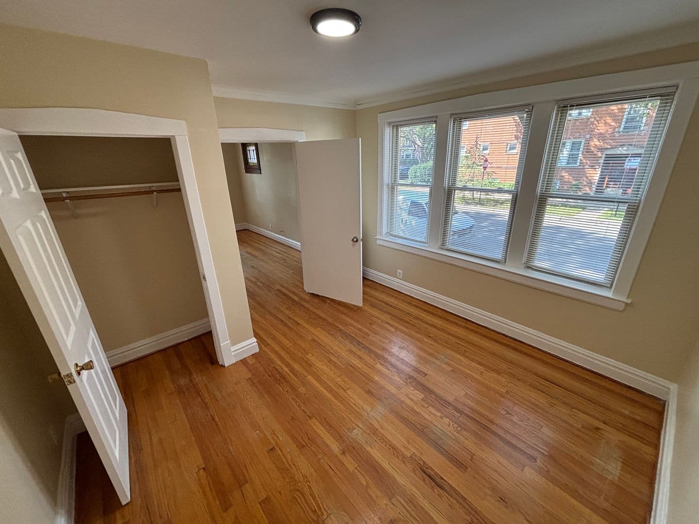 Chicago Apartment: 3905 N Linder Ave