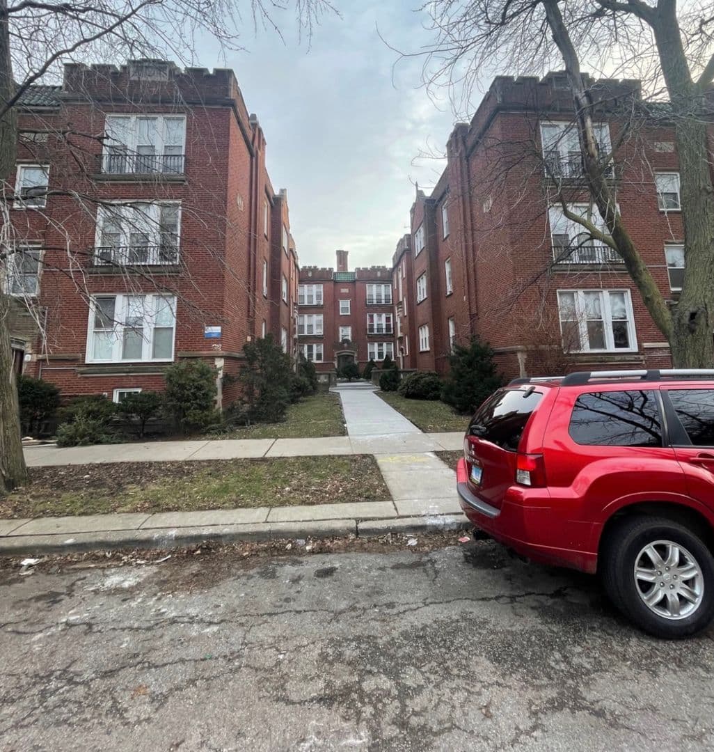 Chicago Apartment: 4015 - 4023 W School St