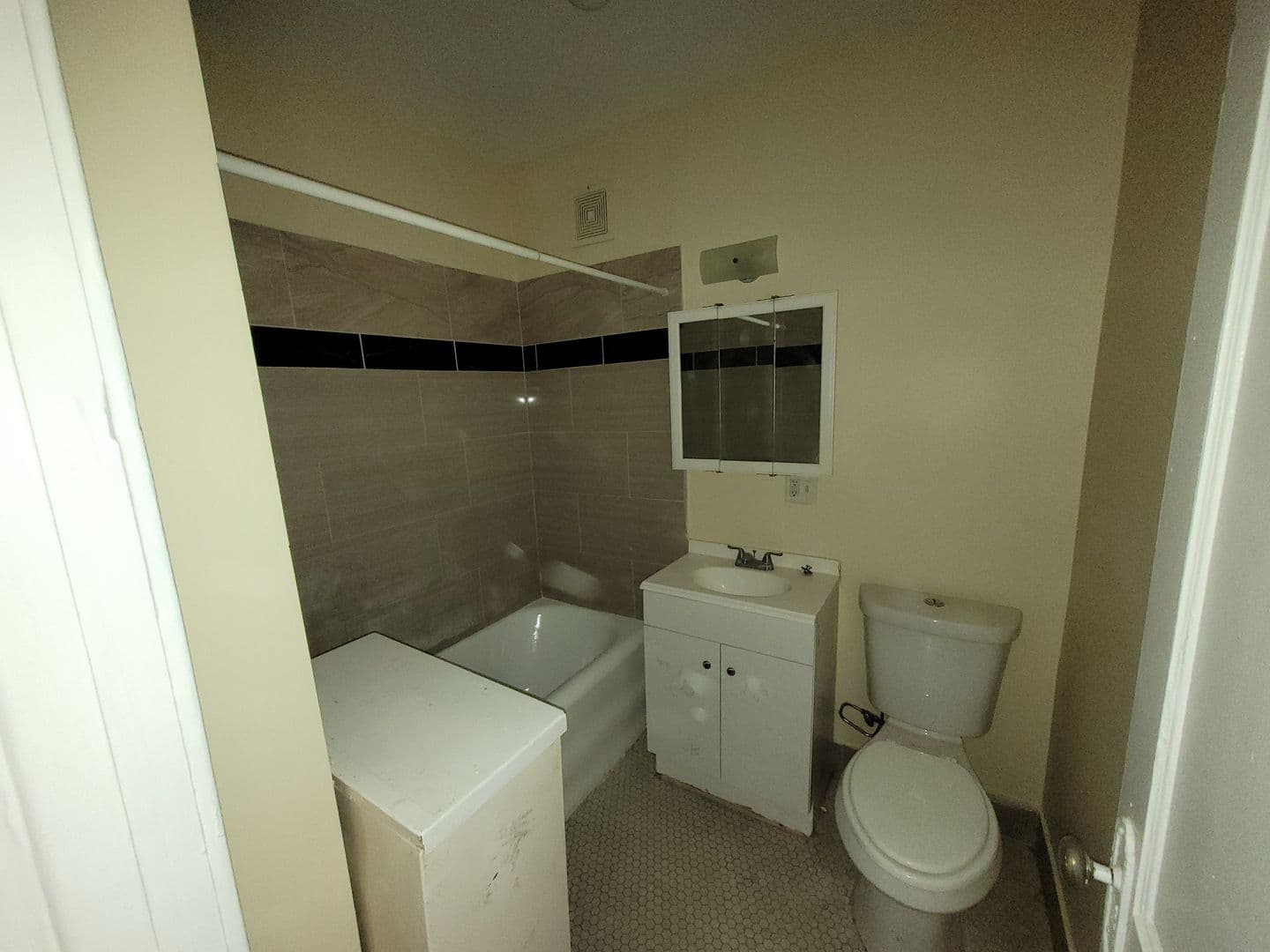 Chicago Apartment: 3905 N Linder Ave