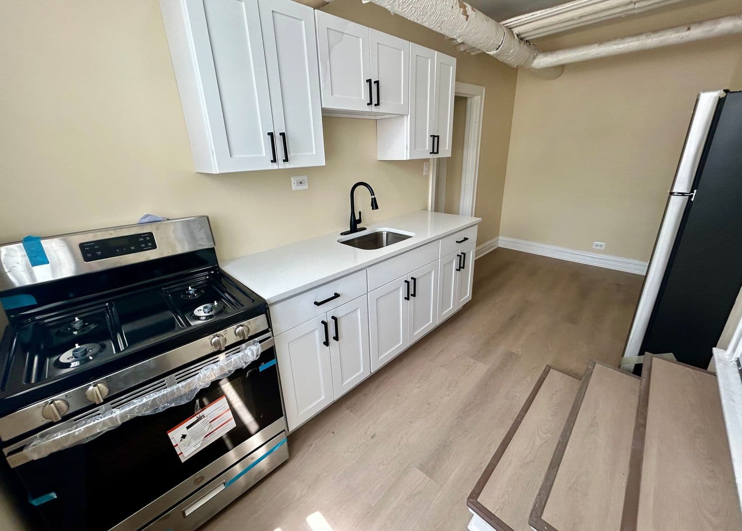 Chicago Apartment: 4045 - 4055 W School St