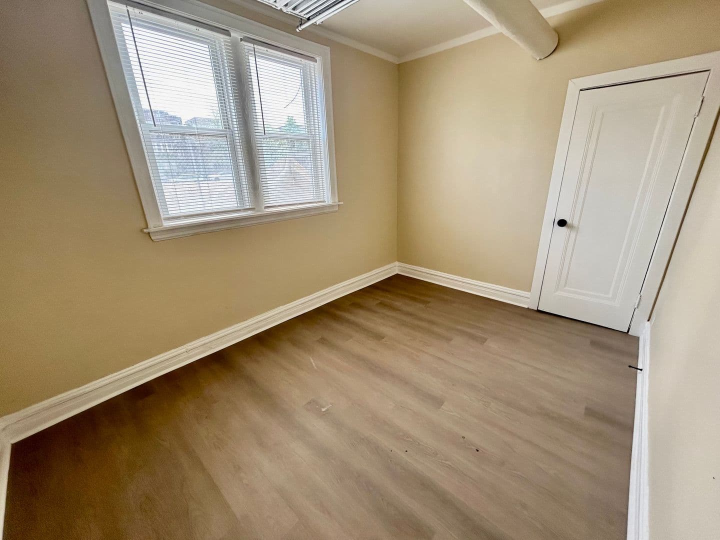 Chicago Apartment: 4045 - 4055 W School St