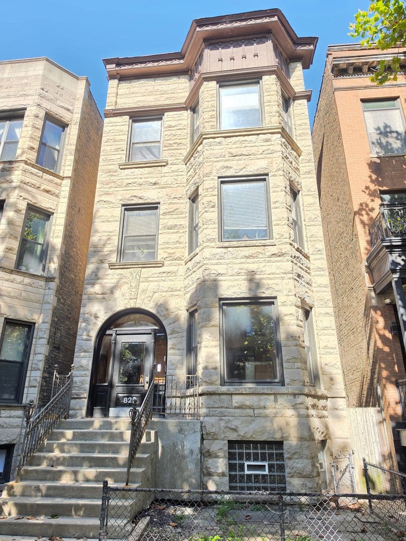 Chicago Apartment: 822 W Newport Ave.