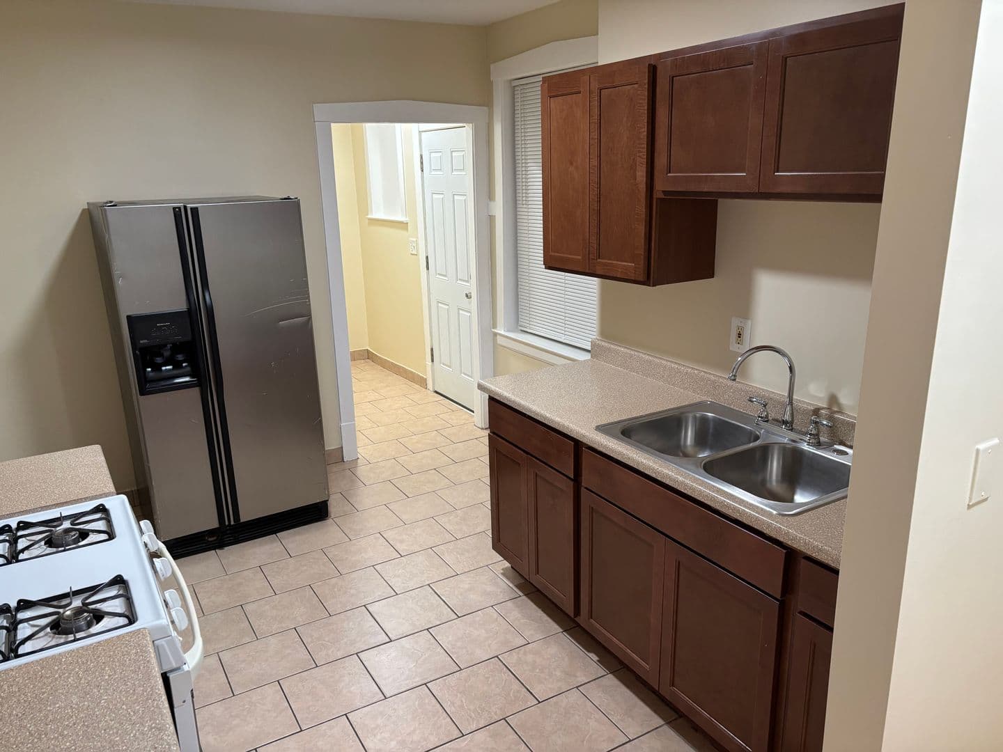 Chicago Apartment: 3905 N Linder Ave