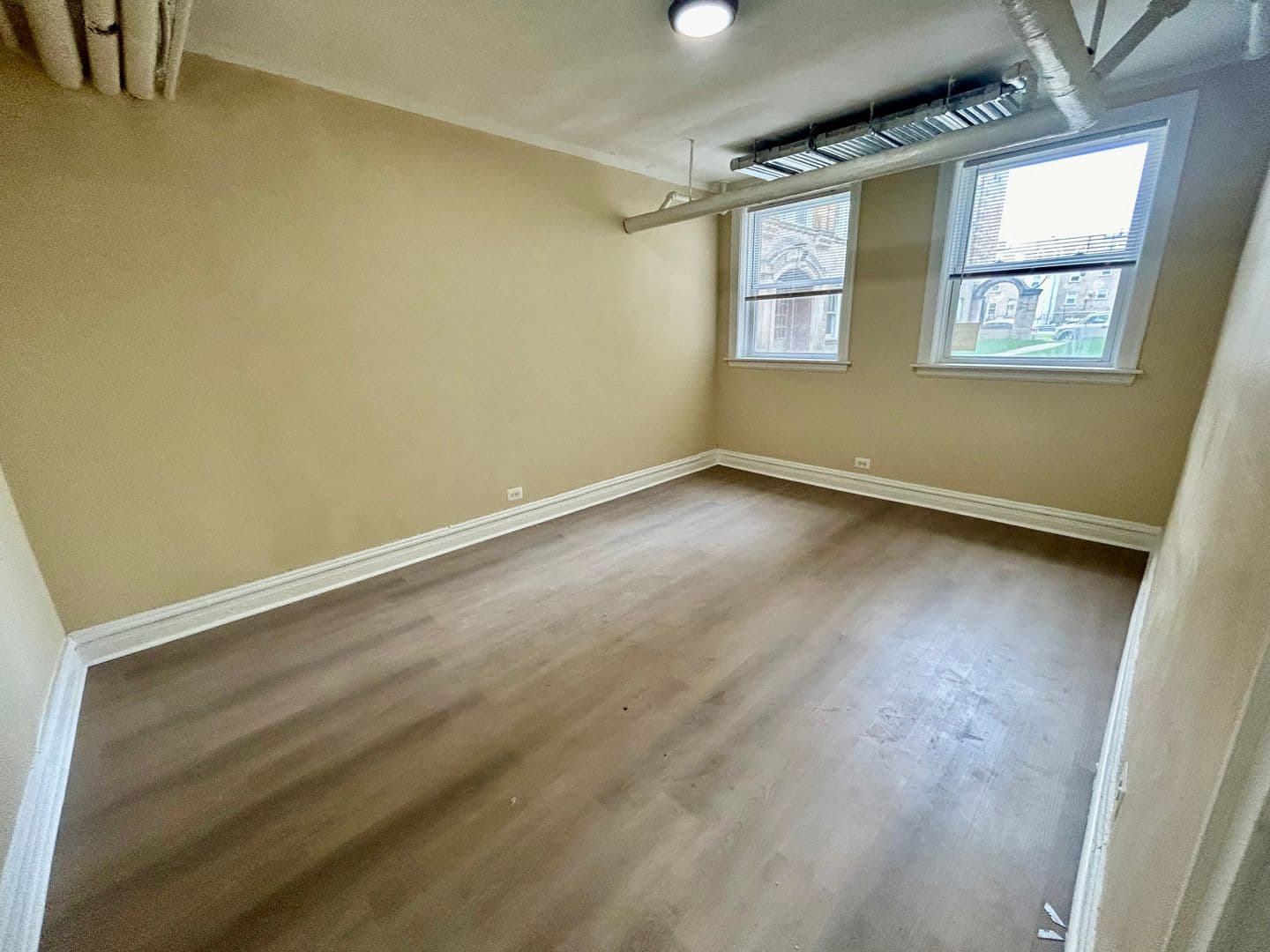 Chicago Apartment: 4045 - 4055 W School St