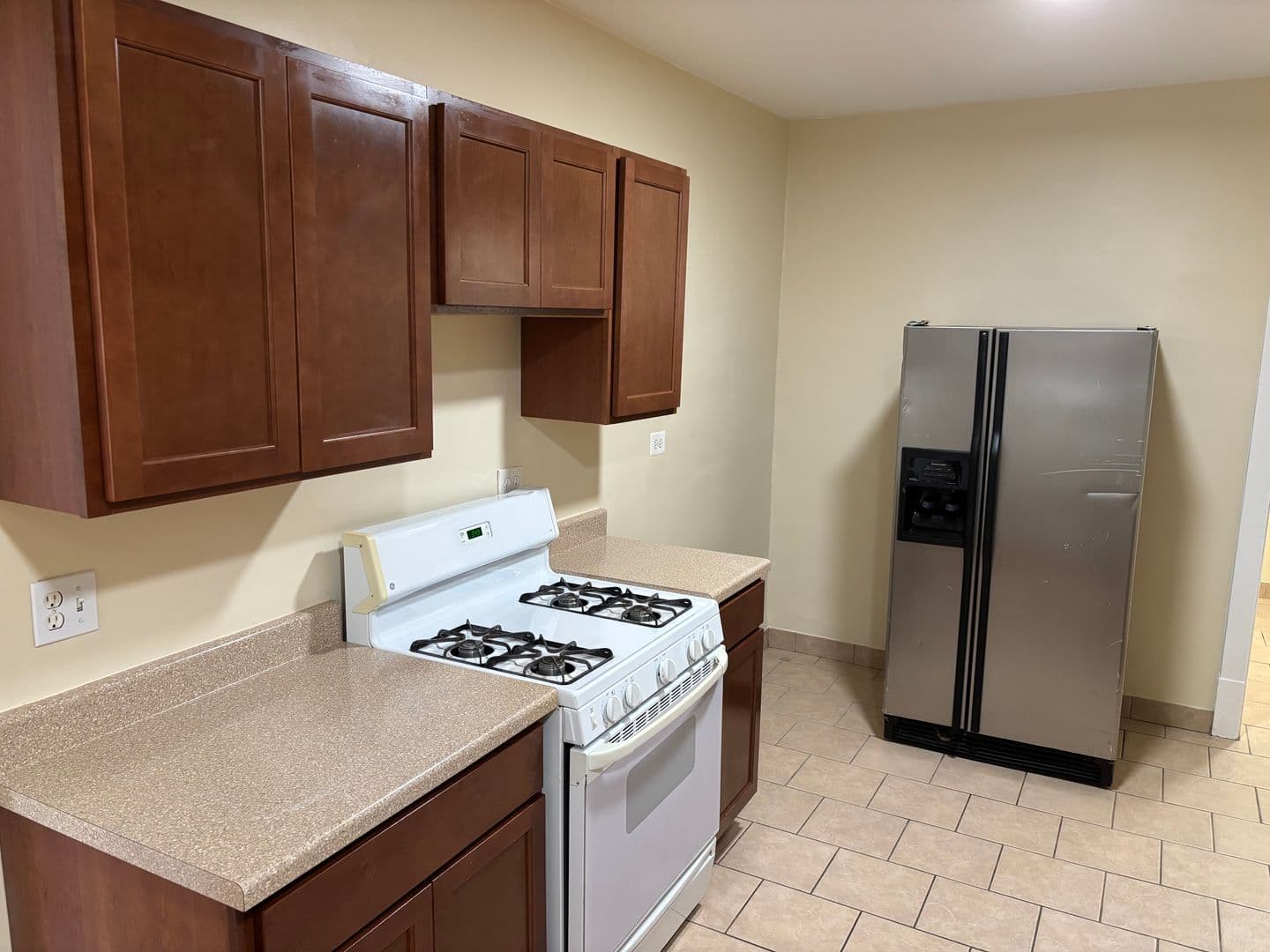 Chicago Apartment: 3905 N Linder Ave