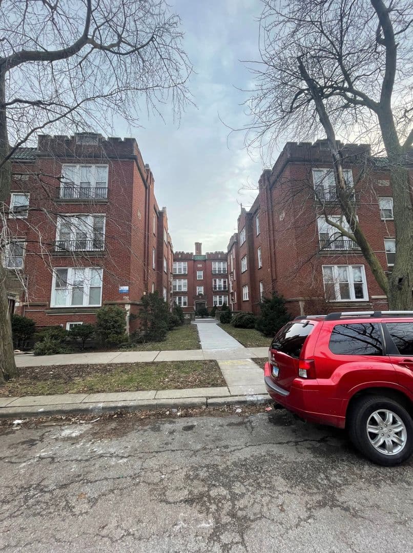 Chicago Apartment: 4015 - 4023 W School St