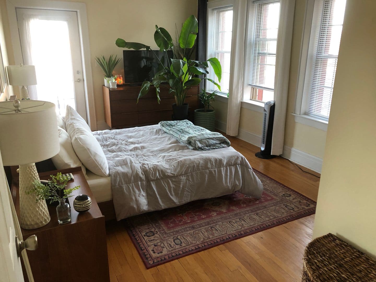 Chicago Apartment: 2050 W. Summerdale Ave