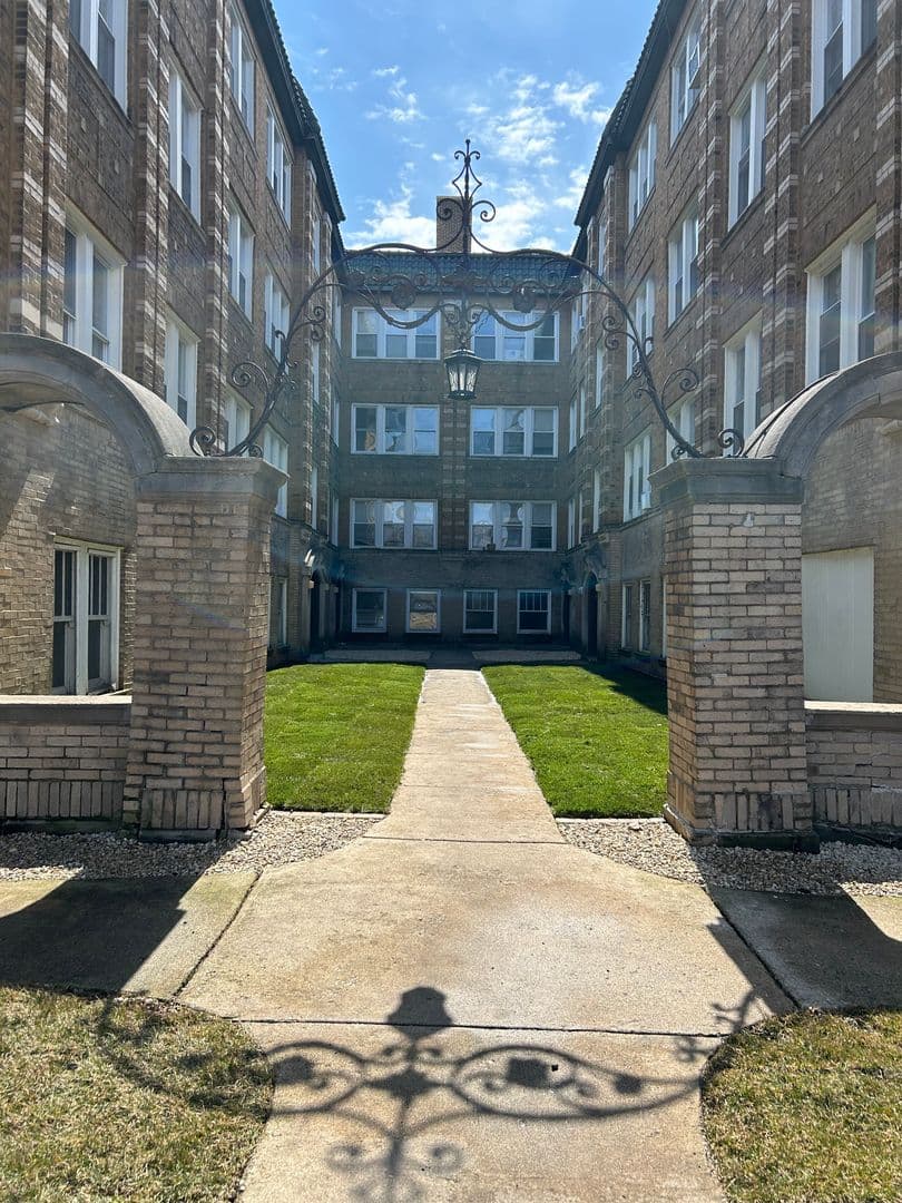 Chicago Apartment: 4045 - 4055 W School St