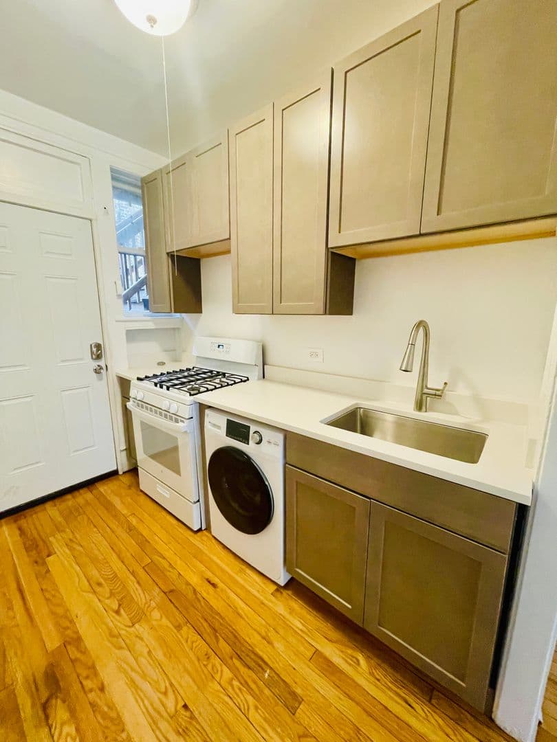 Chicago Apartment: 1329 - 1337 W Touhy Ave