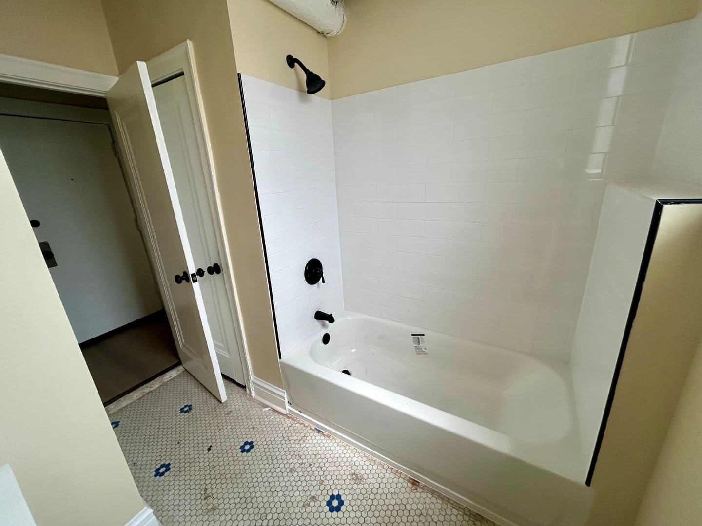 Chicago Apartment: 4045 - 4055 W School St