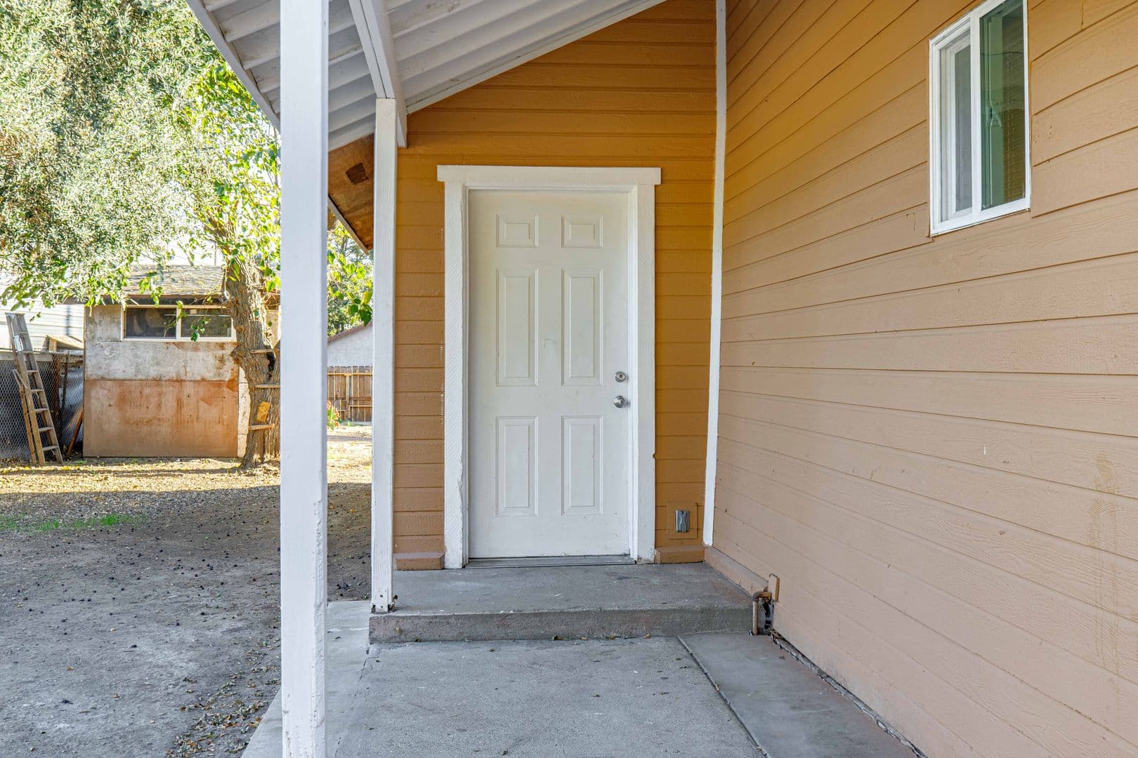 Riverbank House: 3038 Topeka St