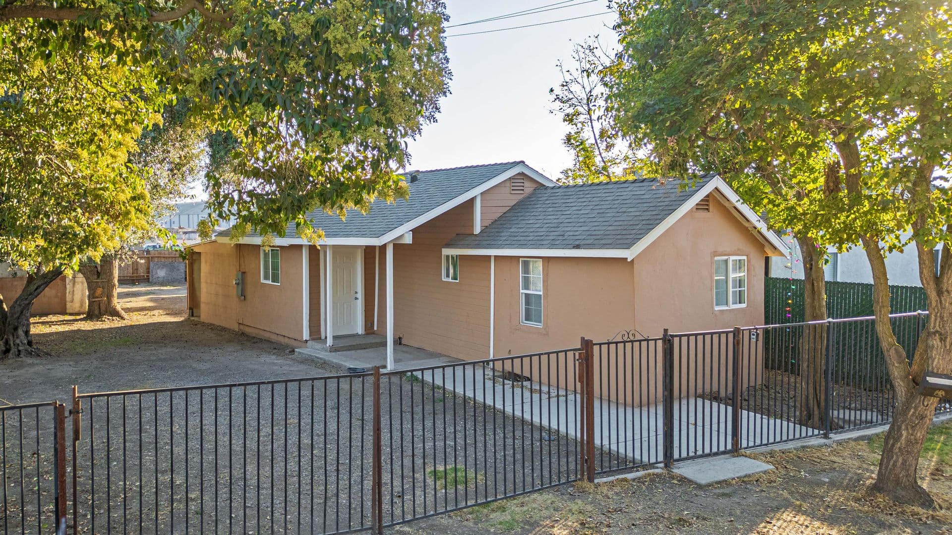 Riverbank House: 3038 Topeka St