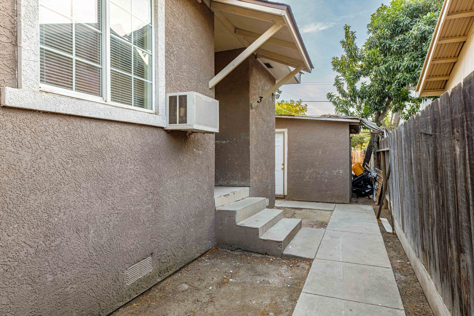 Merced Apartment: 536 W. 10th St