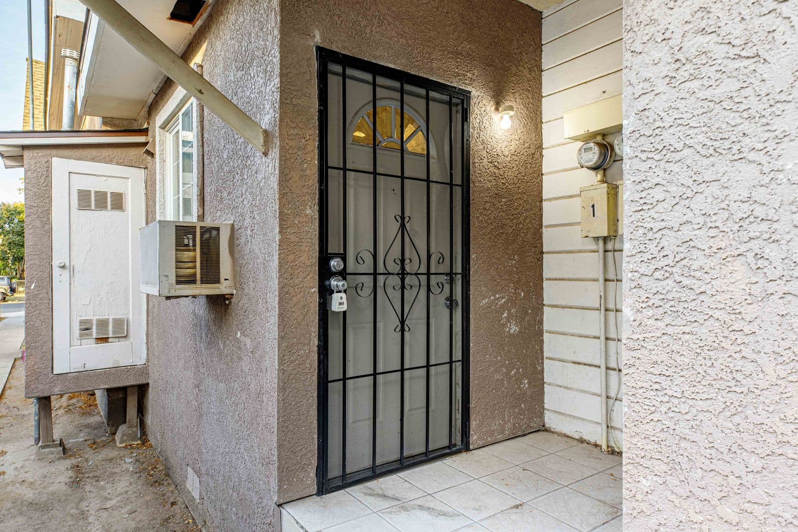 Merced Apartment: 536 W. 10th St
