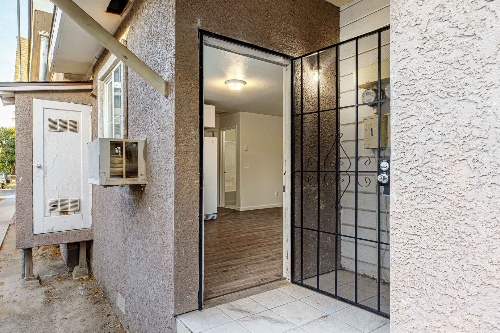 Merced Apartment: 536 W. 10th St