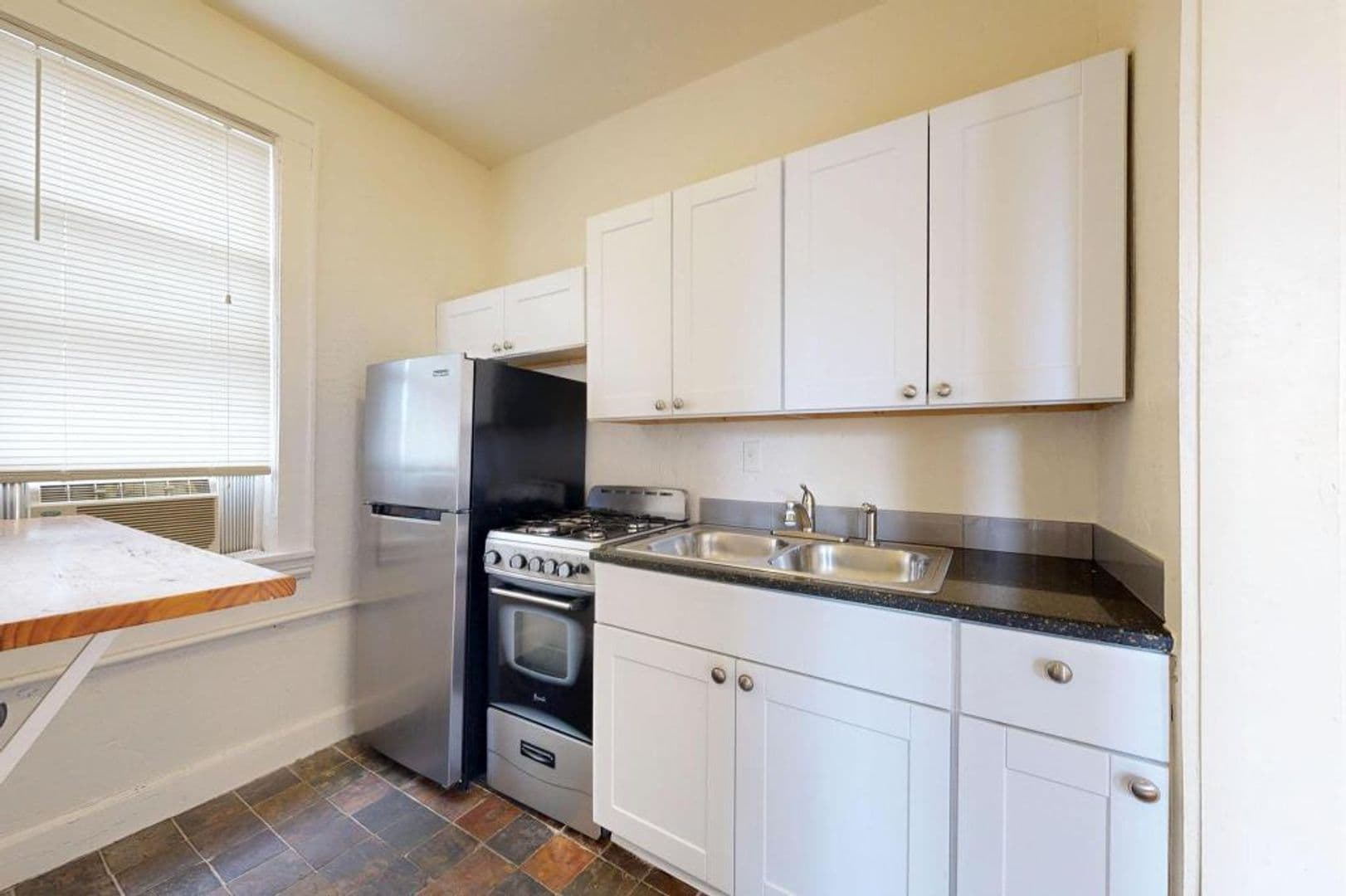 Minneapolis Apartment: 1917 Emerson Ave S
