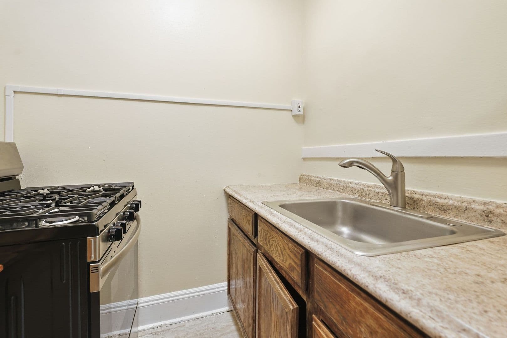 Minneapolis Apartment: 214 E 19th St