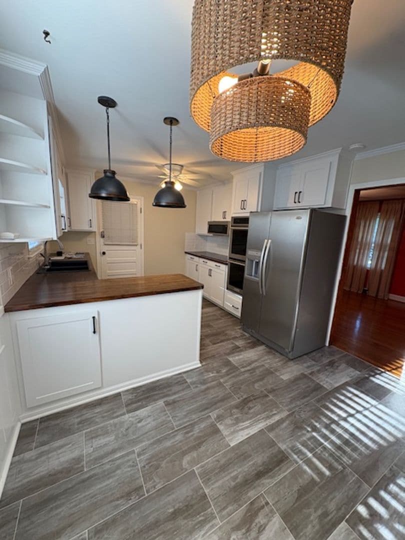 Charleston House: 2374 Erskine Avenue