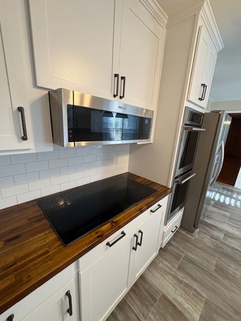 Charleston House: 2374 Erskine Avenue
