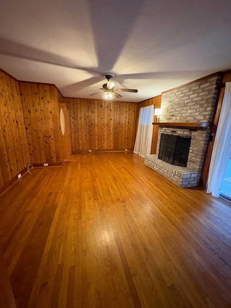 Charleston House: 2374 Erskine Avenue