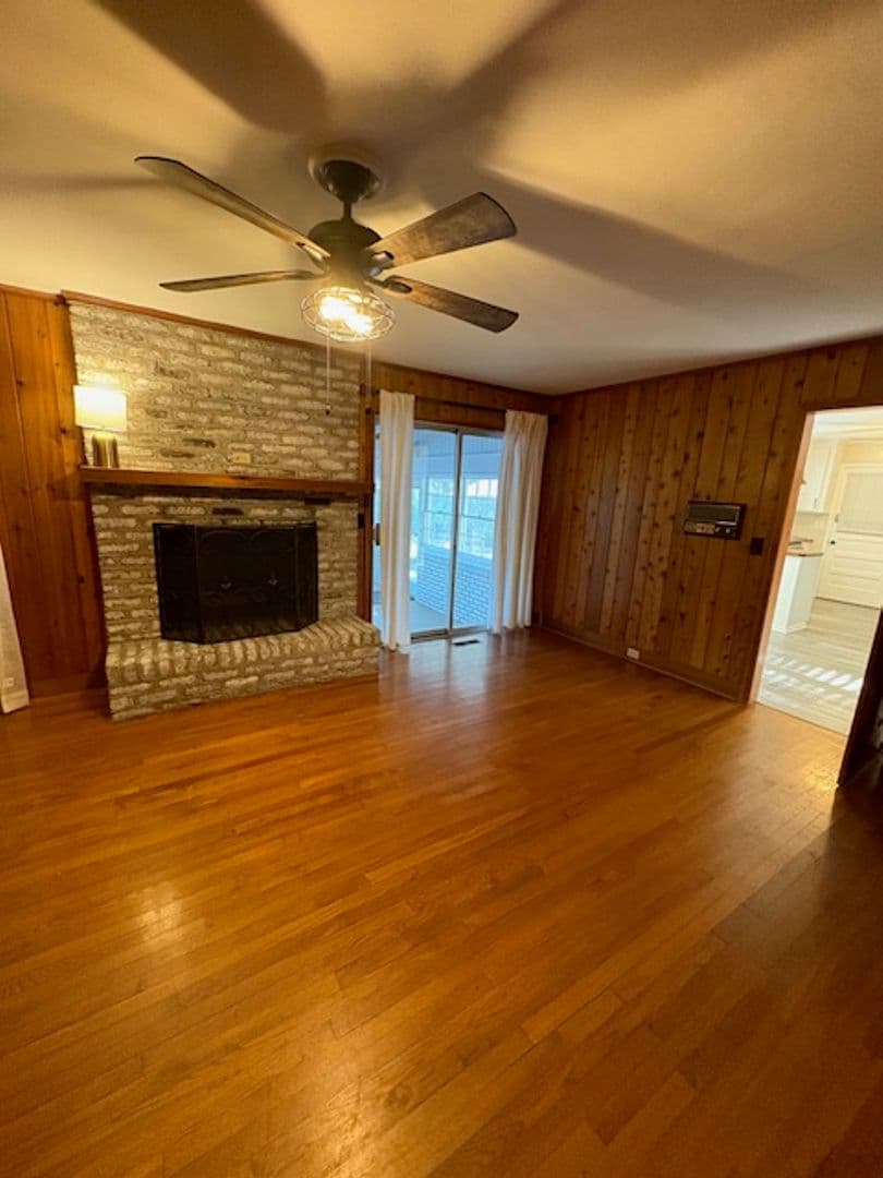 Charleston House: 2374 Erskine Avenue