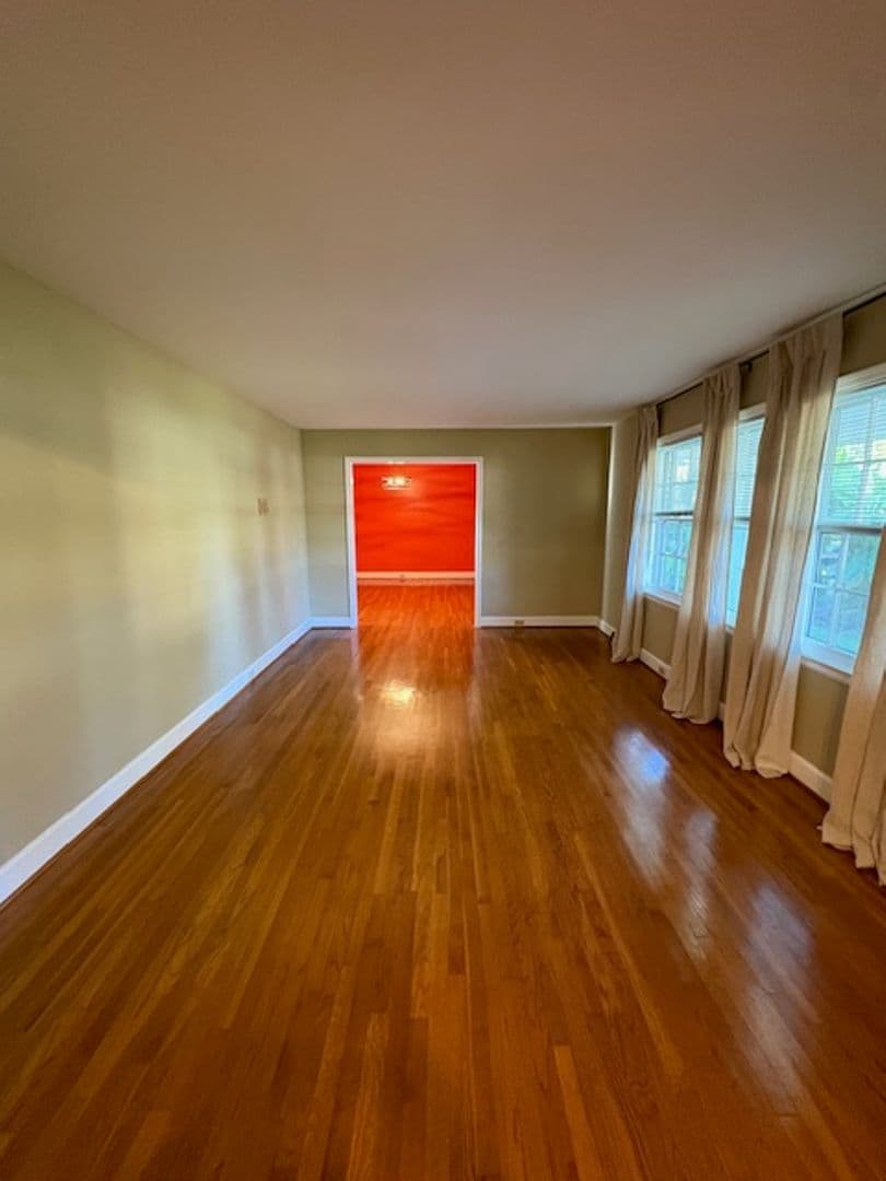 Charleston House: 2374 Erskine Avenue