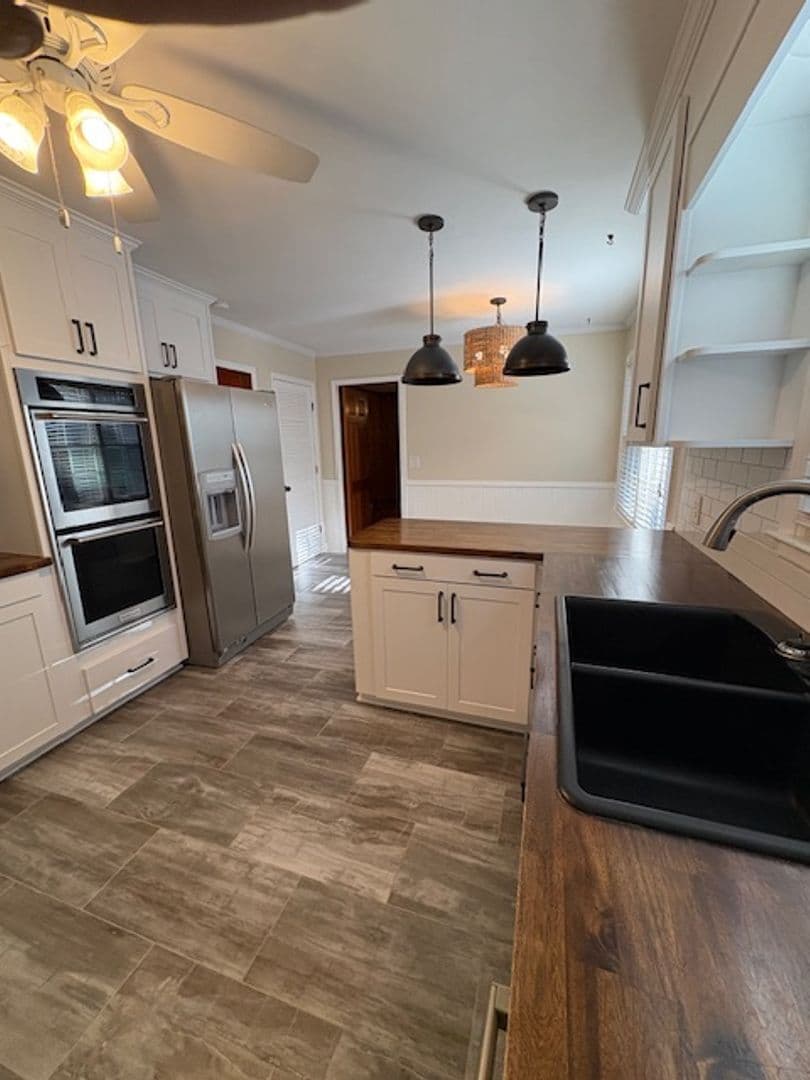 Charleston House: 2374 Erskine Avenue