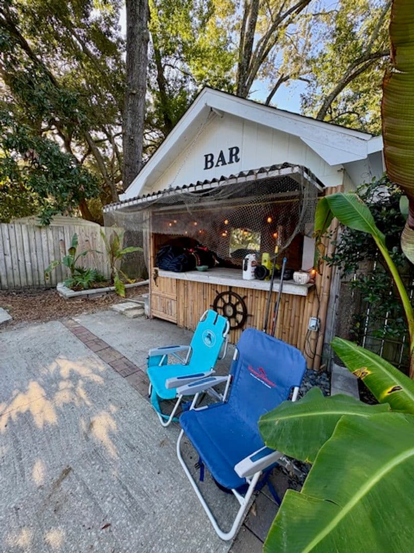 Charleston House: 2374 Erskine Avenue