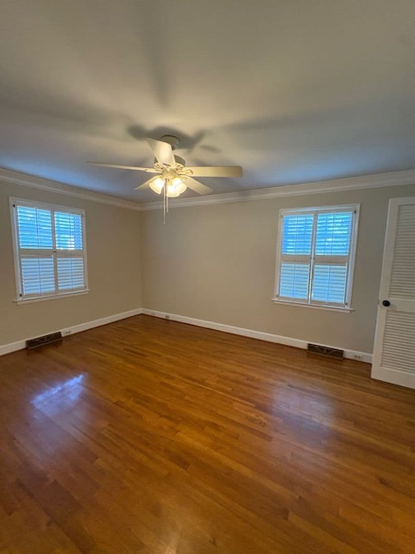 Charleston House: 2374 Erskine Avenue