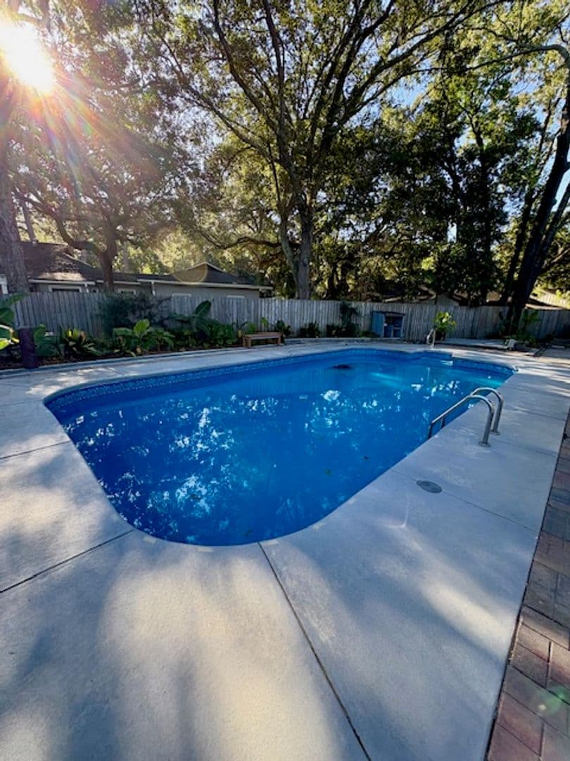 Charleston House: 2374 Erskine Avenue