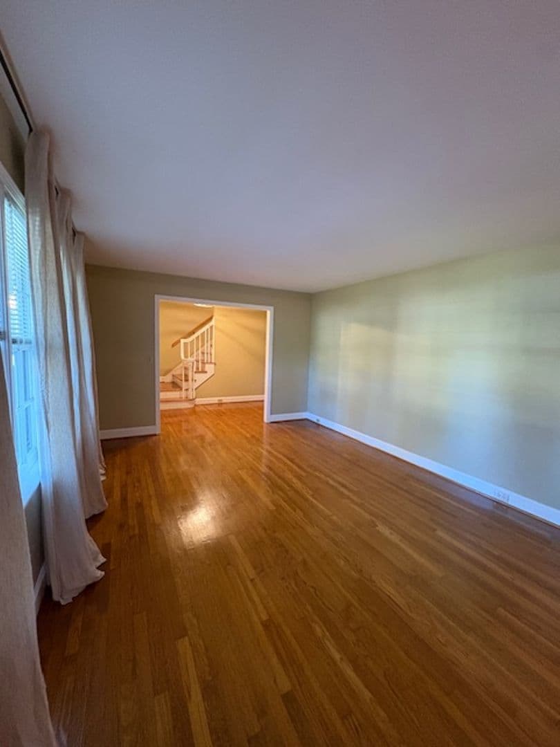 Charleston House: 2374 Erskine Avenue