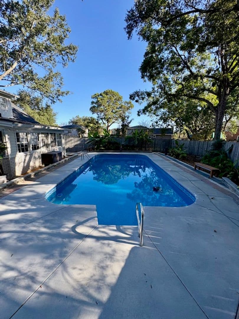 Charleston House: 2374 Erskine Avenue