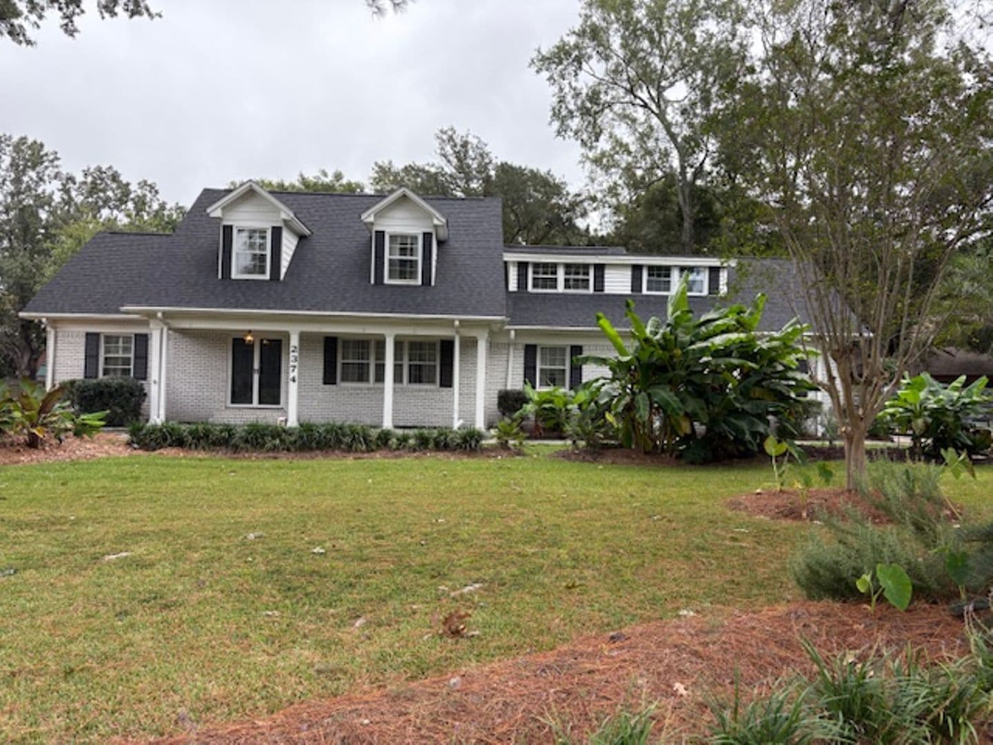 Charleston House: 2374 Erskine Avenue