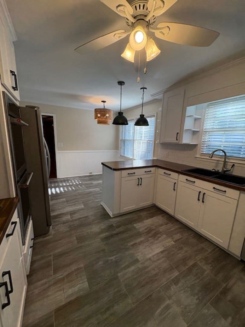 Charleston House: 2374 Erskine Avenue