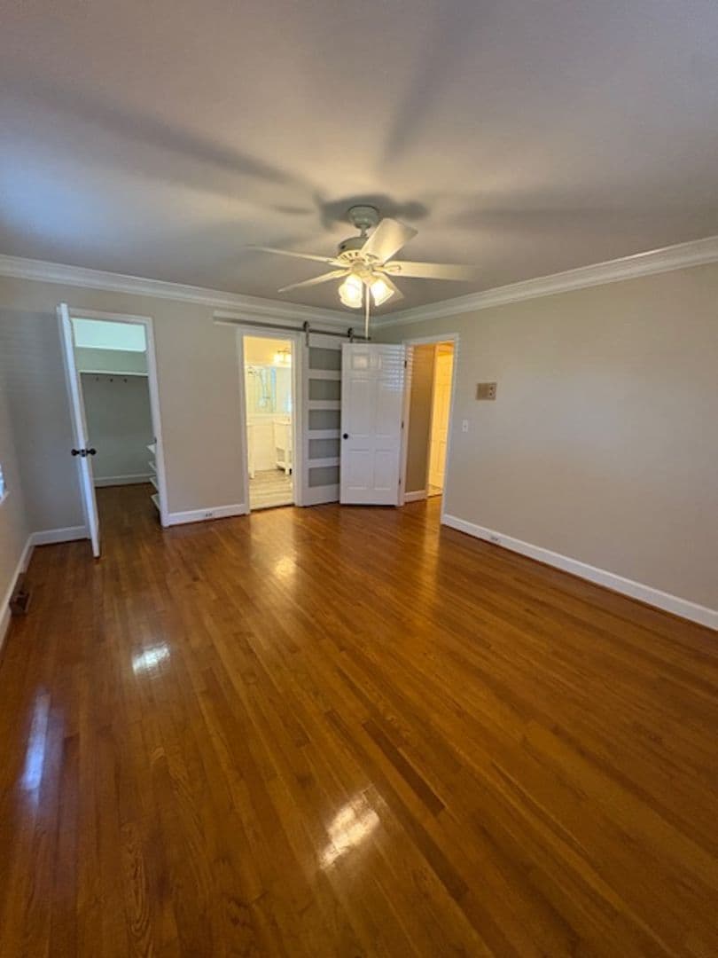 Charleston House: 2374 Erskine Avenue