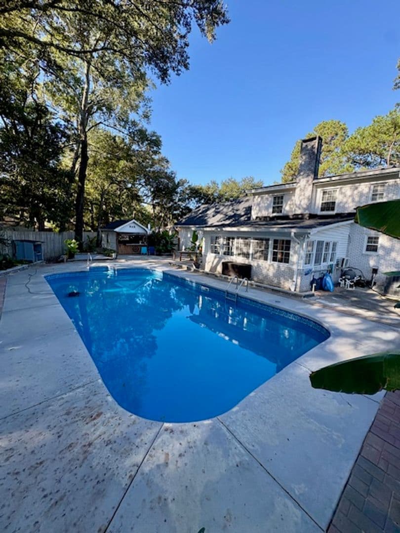 Charleston House: 2374 Erskine Avenue