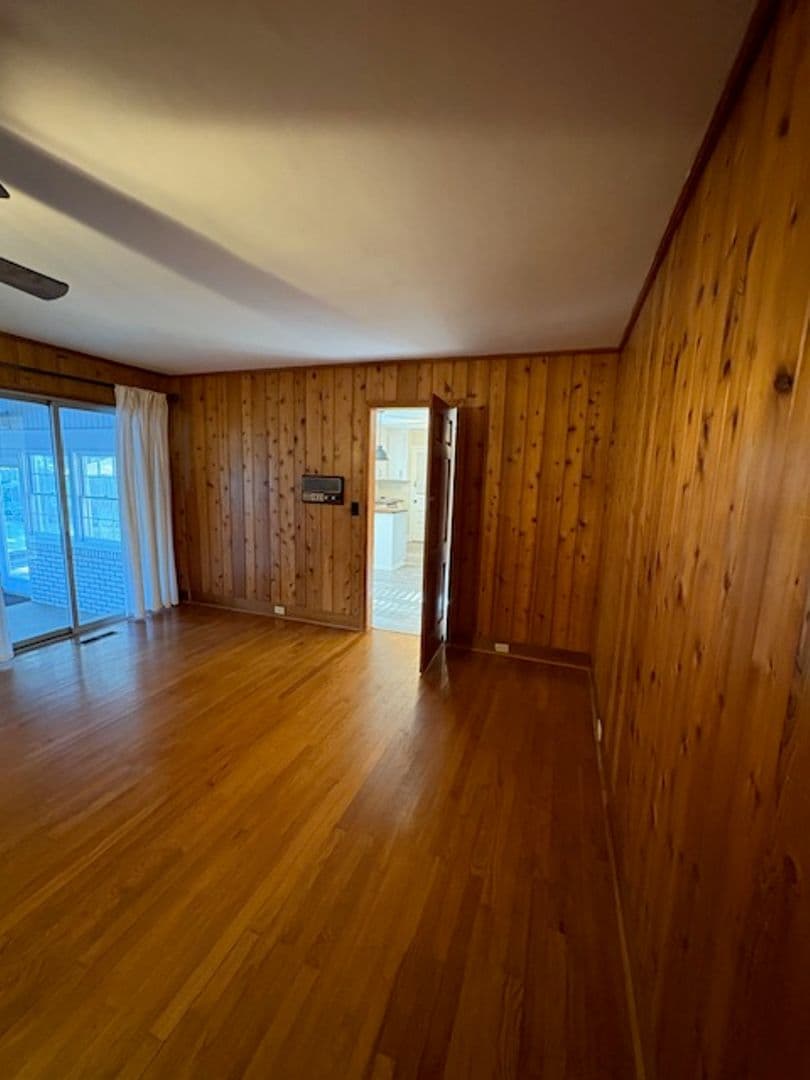 Charleston House: 2374 Erskine Avenue