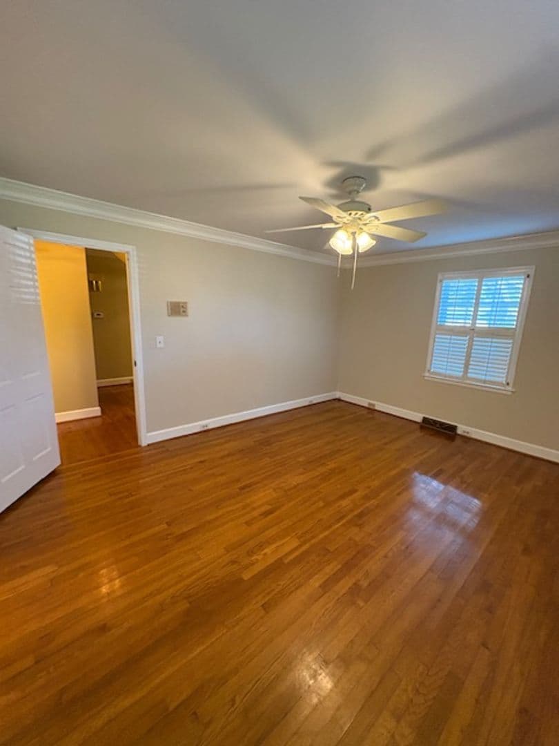 Charleston House: 2374 Erskine Avenue