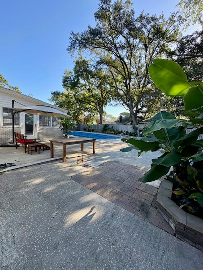 Charleston House: 2374 Erskine Avenue
