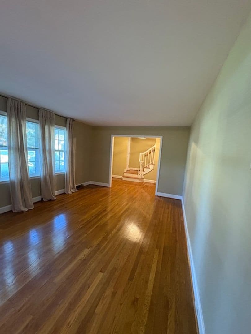 Charleston House: 2374 Erskine Avenue