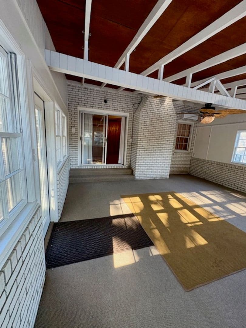 Charleston House: 2374 Erskine Avenue