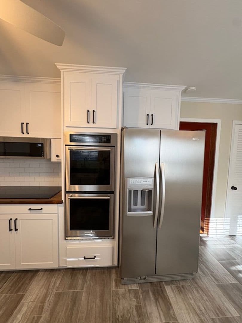 Charleston House: 2374 Erskine Avenue