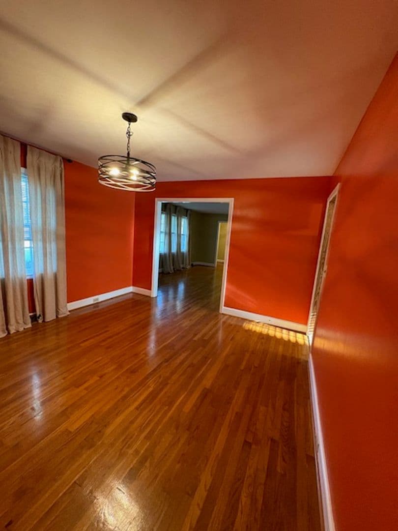 Charleston House: 2374 Erskine Avenue
