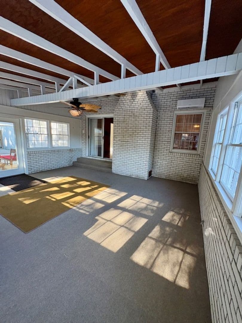 Charleston House: 2374 Erskine Avenue