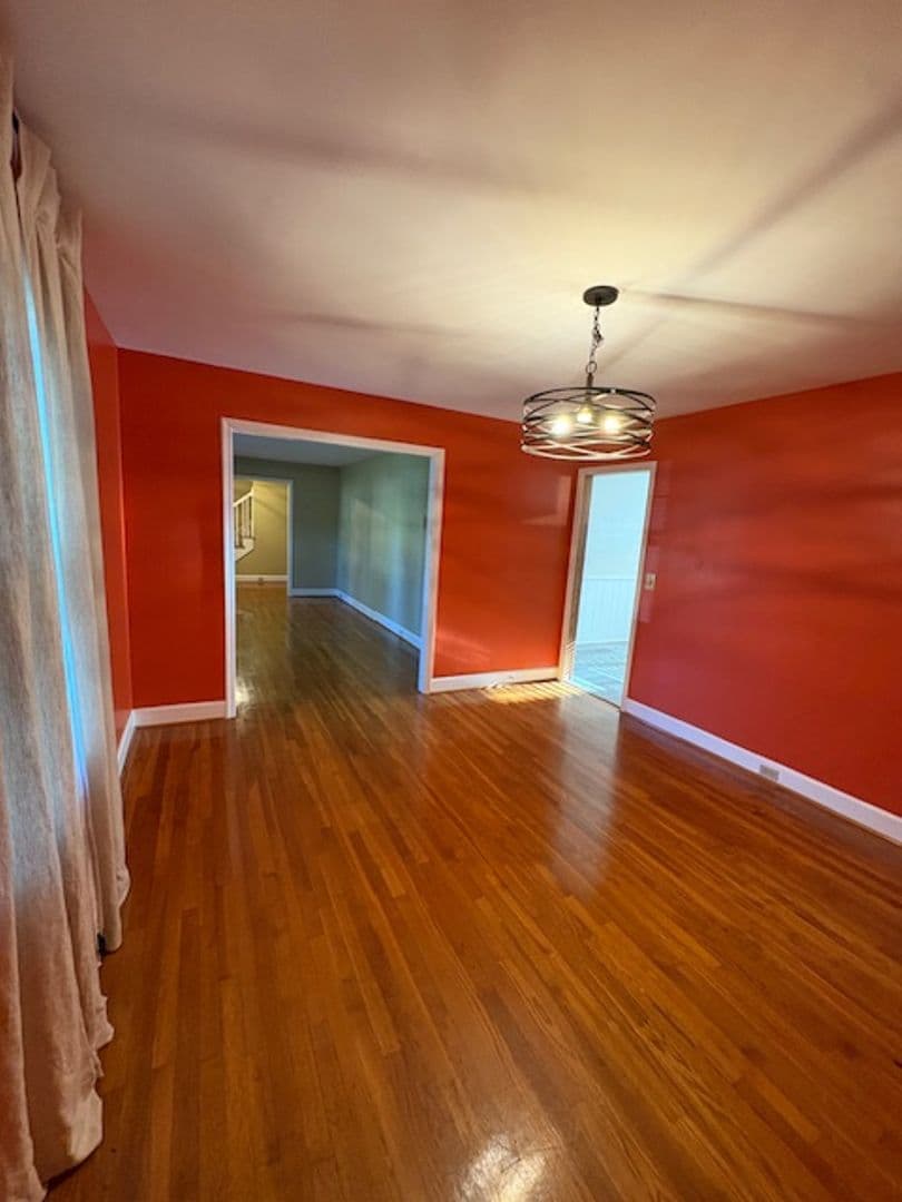 Charleston House: 2374 Erskine Avenue