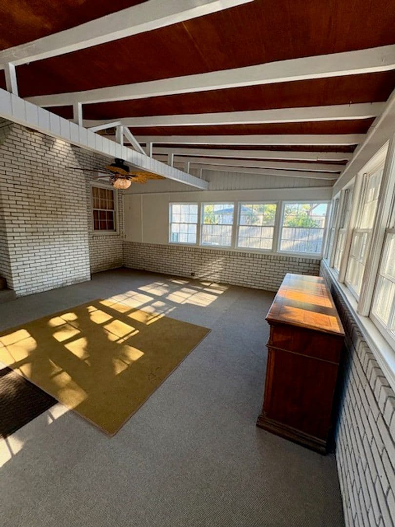Charleston House: 2374 Erskine Avenue