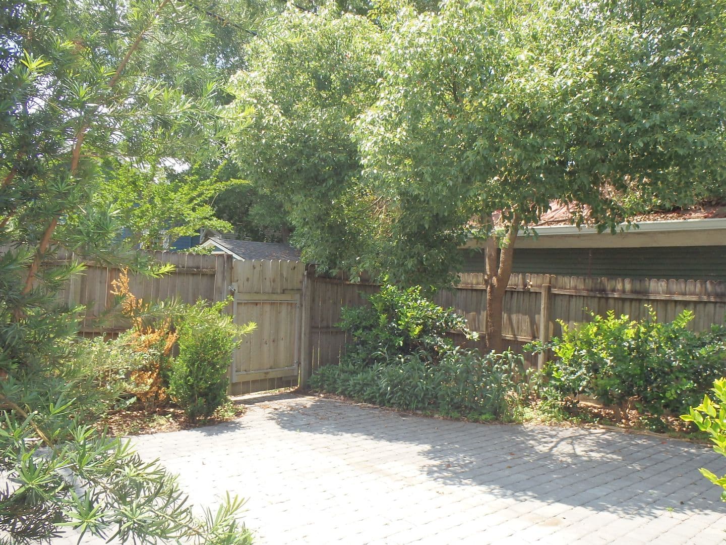 Savannah House: 325 East 49th Street