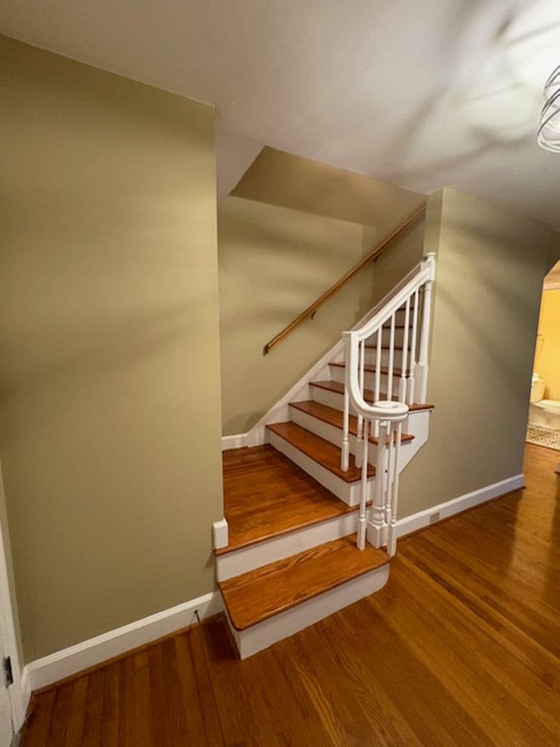 Charleston House: 2374 Erskine Avenue