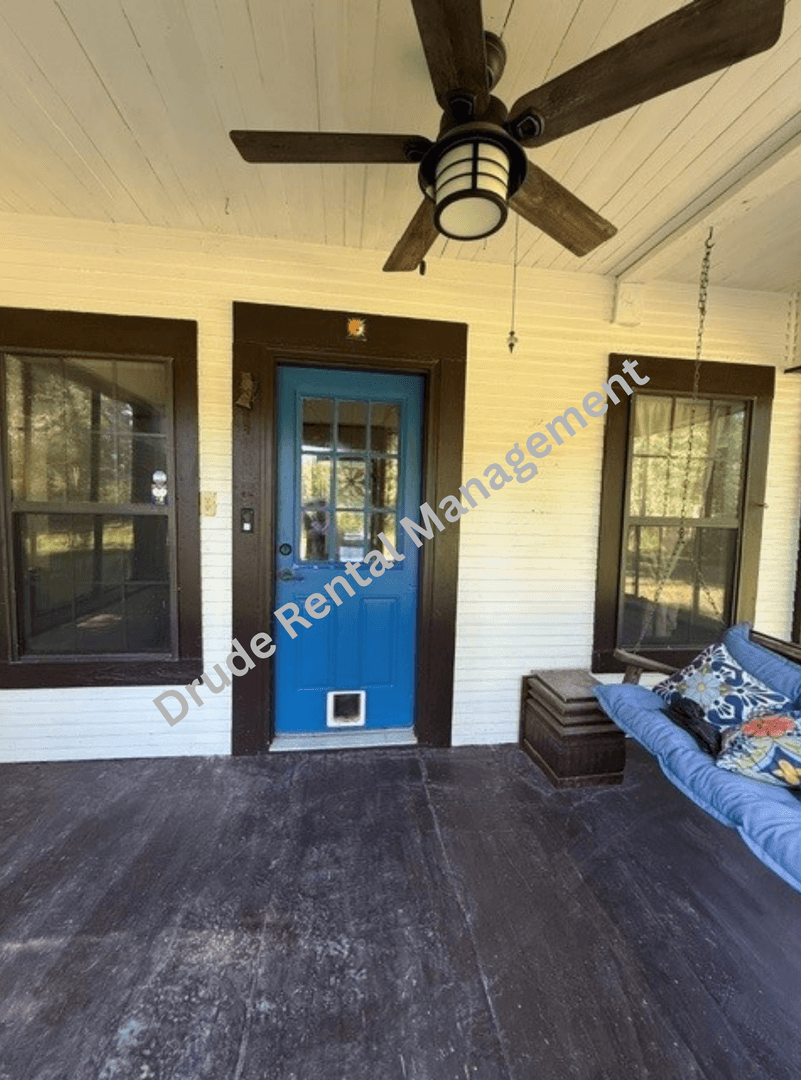 Ponchatoula House: 39649 School Section Road